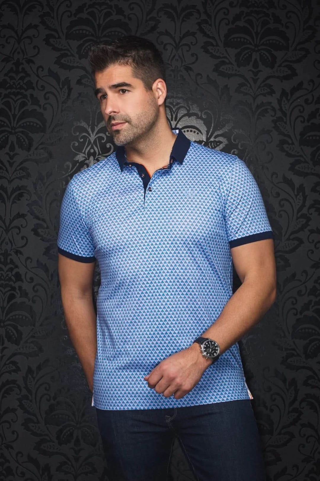 Polo Jed à motif géométrique bleu avec col contrastant et détails raffinés, parfait pour des tenues d'été élégantes.
