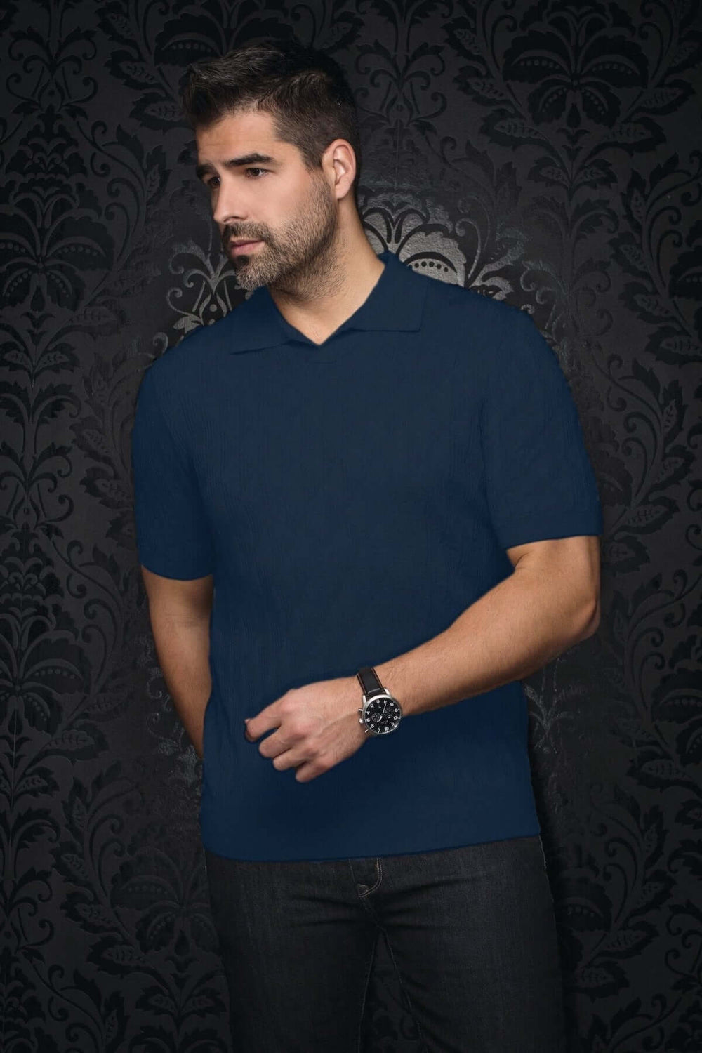 Polo Lowick en maille fine, col ouvert, manches courtes, associé à un denim, style élégant et contemporain.