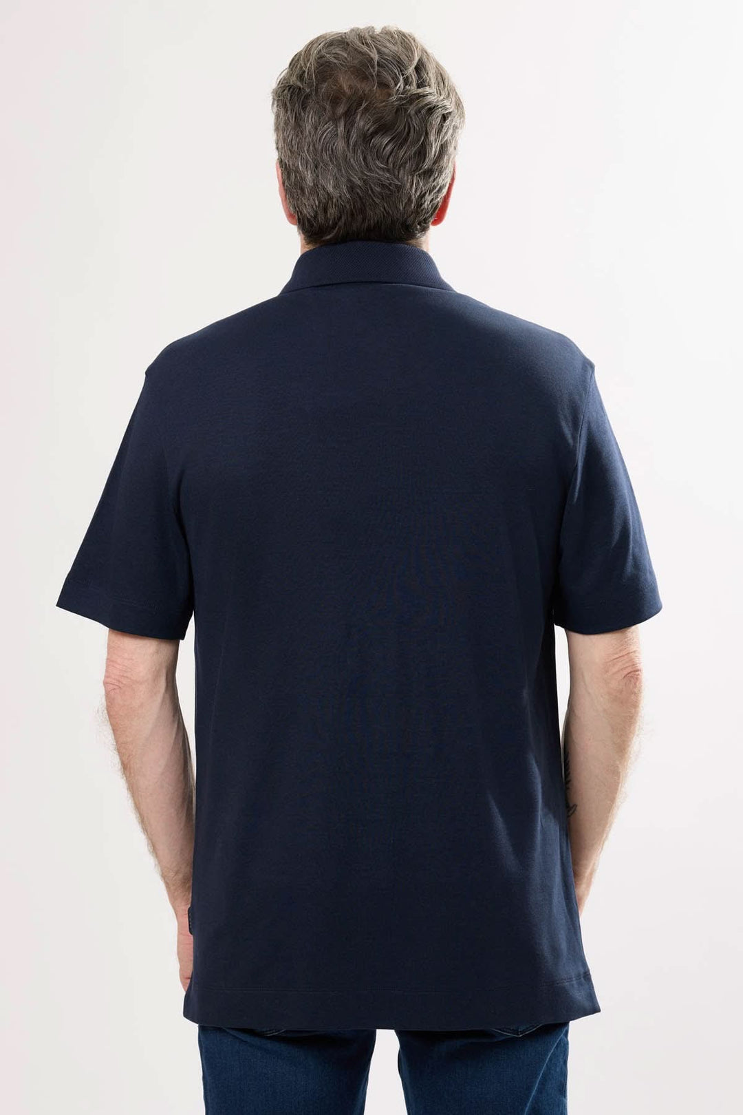 Polo classique à manches courtes pour homme, vue arrière, couleur bleu marine, tissu doux et confortable.