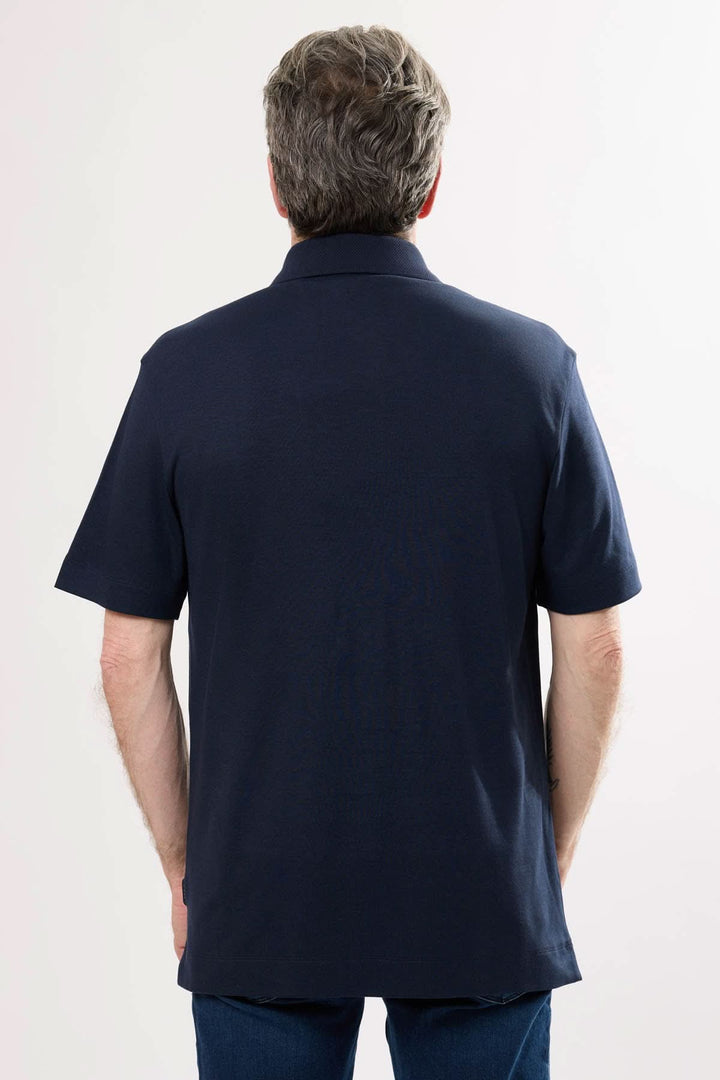 Polo classique à manches courtes pour homme, vue arrière, couleur bleu marine, tissu doux et confortable.