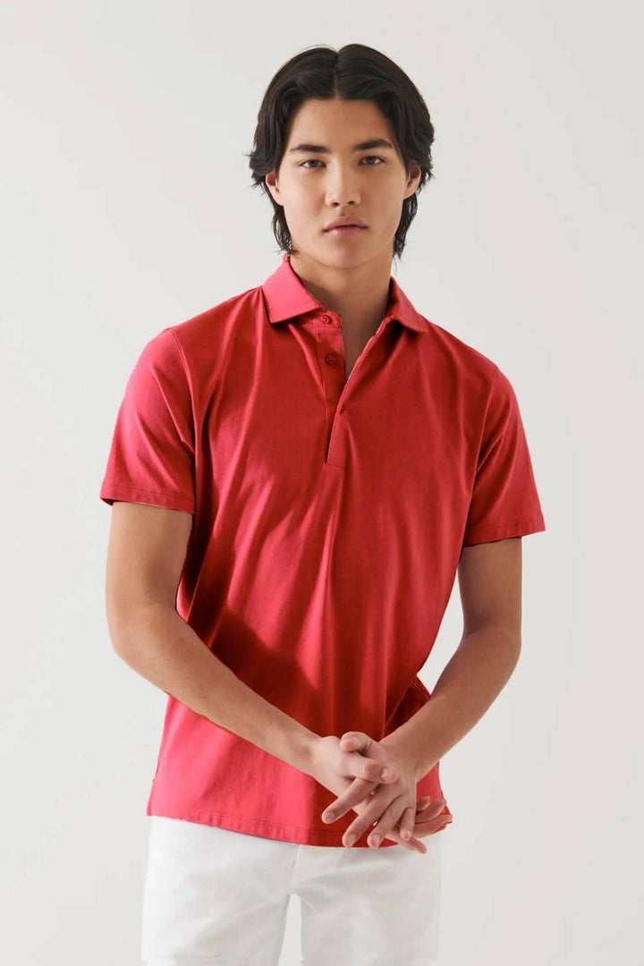 Polo manches courtes rouge en tissu doux, offrant un look décontracté et chic pour l&