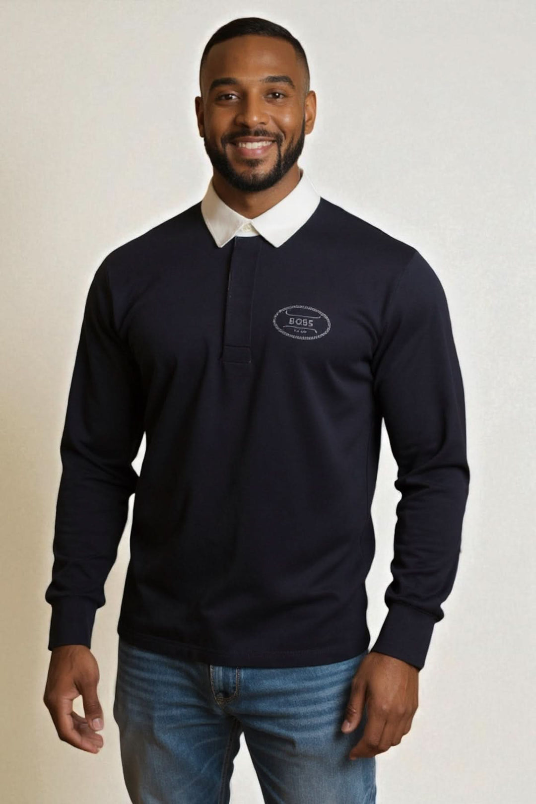 Homme portant un Polo rugby Percy BOSS Golf Lifestyle, col contrastant, logo ton sur ton, jersey de coton confortable.