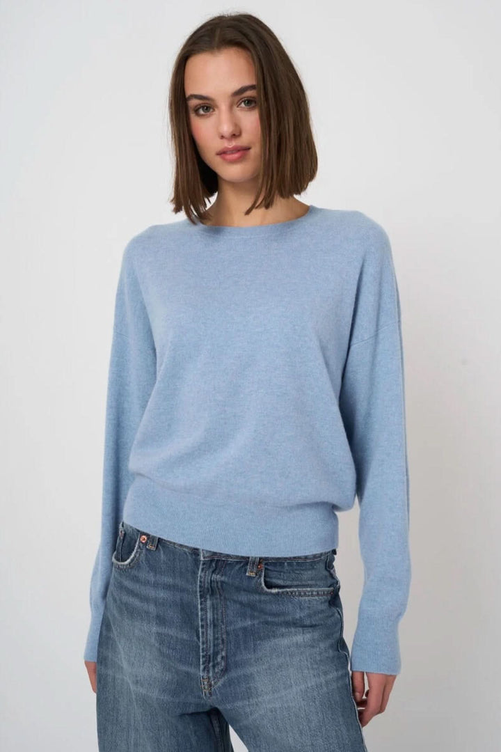 Chandail bleu en tricot Pull à col rond avec manches longues et coupe droite, porté par une femme, idéal pour un look décontracté.