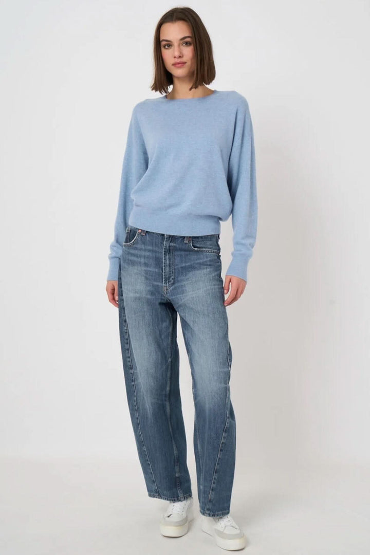 Pull à col rond bleu en tricot fin avec manches longues et coupe droite, parfait pour une tenue décontractée.
