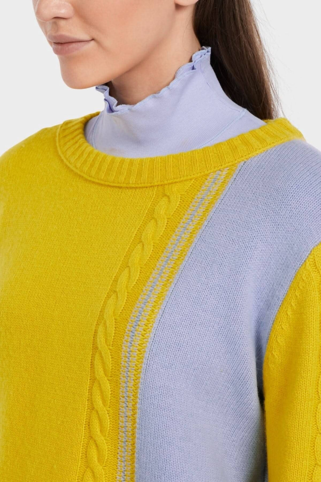 Pull en laine bicolore jaune et lavande avec motif en tricot câblé et encolure ronde. Modèle du label Rethink Together.