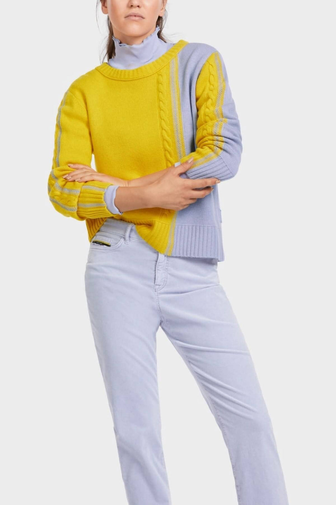 Pull tricoté bicolore jaune et lavande avec motif asymétrique, grande encolure ronde, style large.