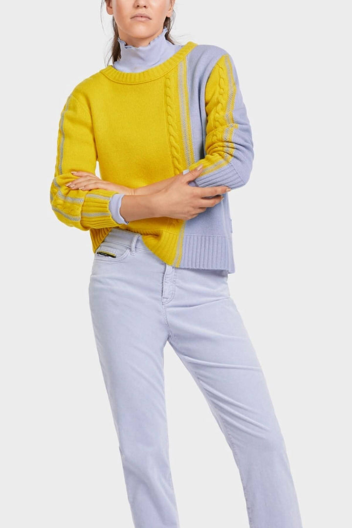 Pull tricoté bicolore jaune et lavande avec motif asymétrique, grande encolure ronde, style large.