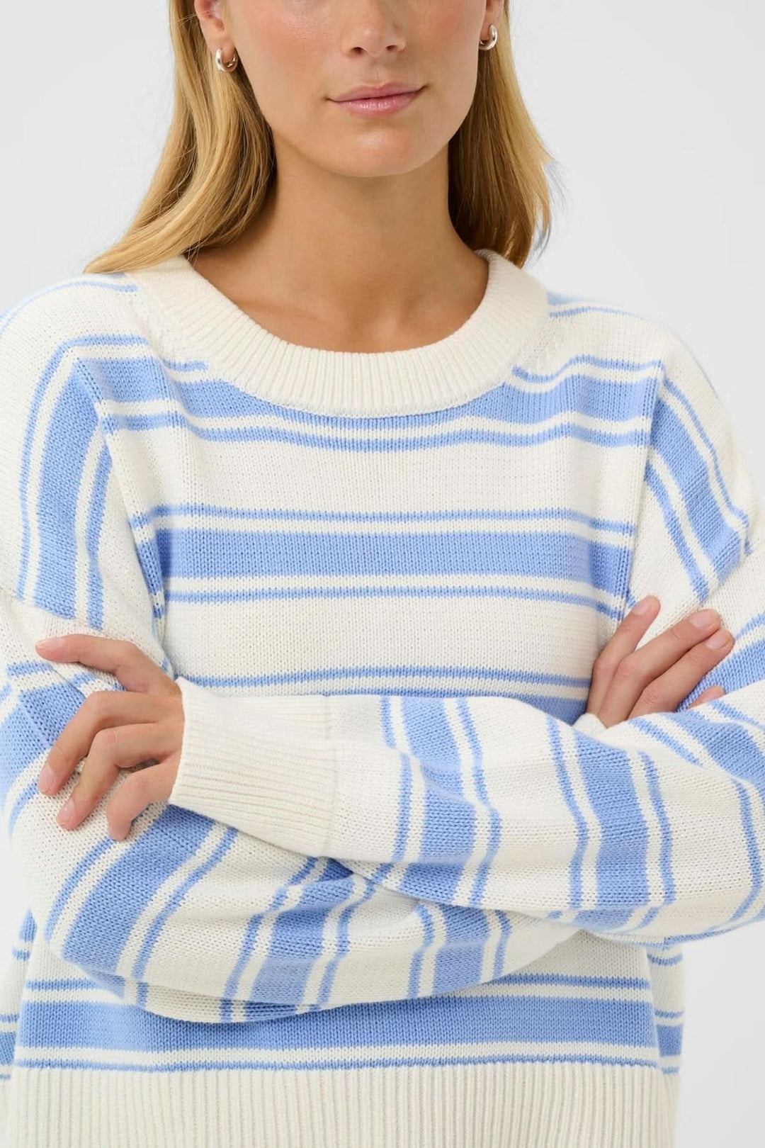 Pull à rayures Serafine en bleu et blanc, coupe ample, tricot souple, idéal pour les journées fraîches, encolure arrondie élégante.