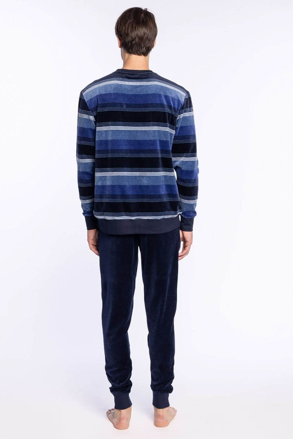 Homme portant un Pyjama Long en Velours de Coton à Rayures bleu avec manches longues et pantalon uni, vu de dos.