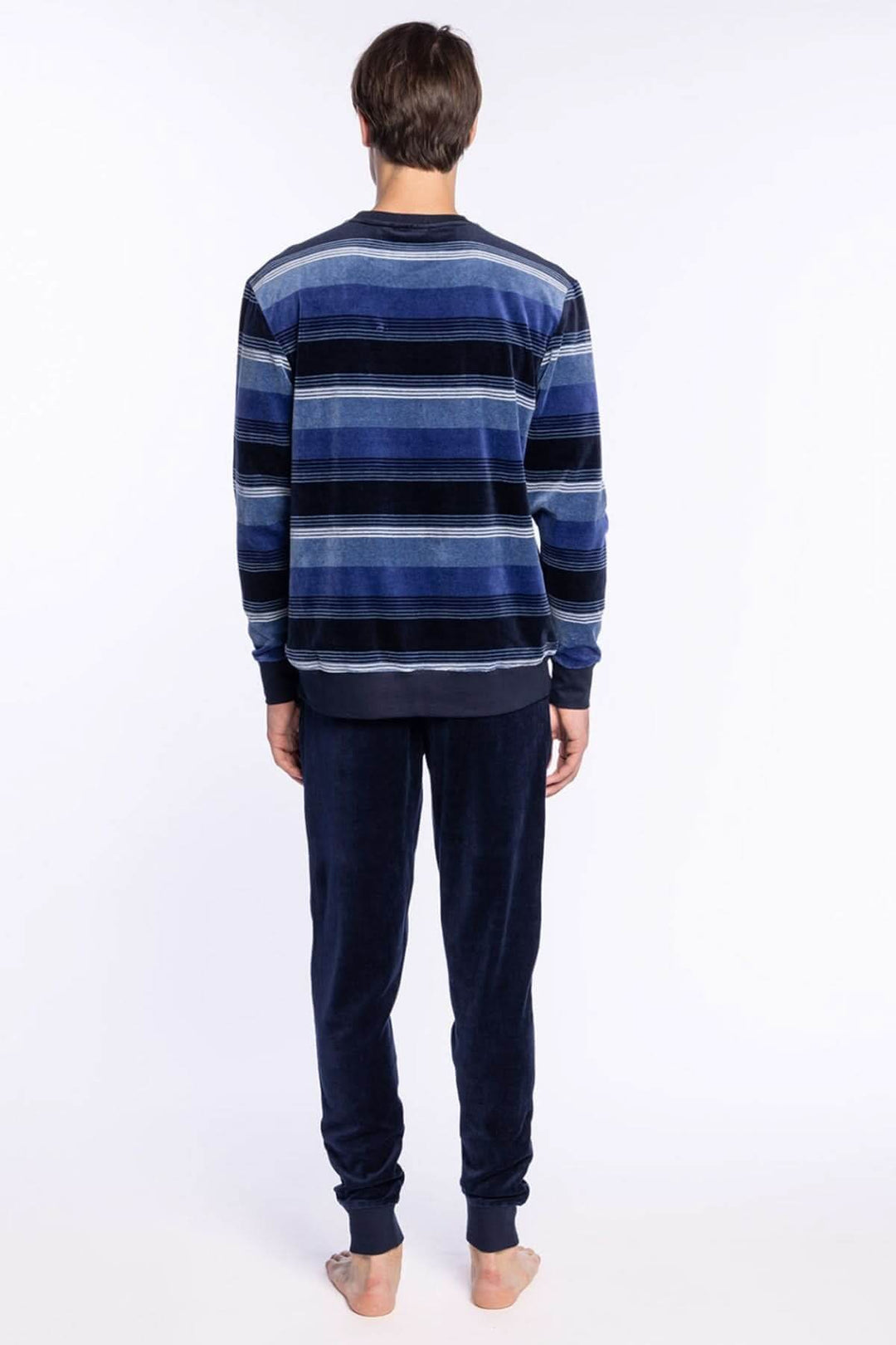 Homme portant un Pyjama Long en Velours de Coton à Rayures bleu avec manches longues et pantalon uni, vu de dos.