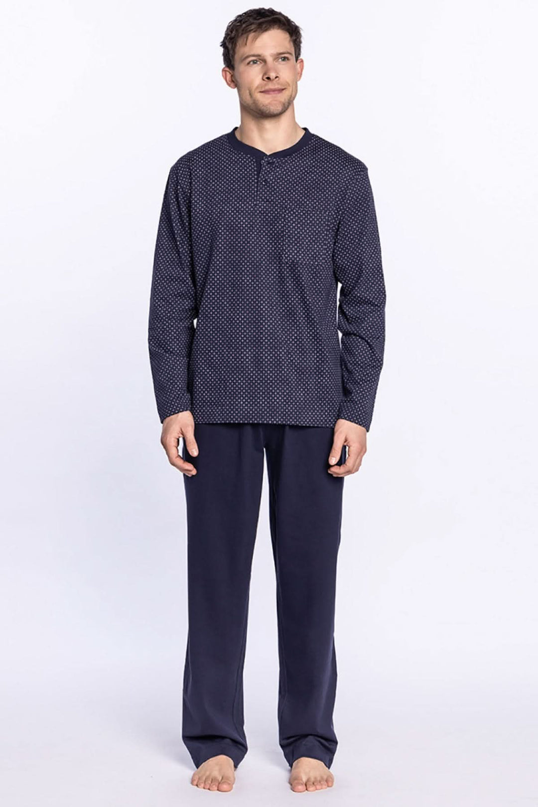 Pyjama long en coton avec t-shirt à col rond et pantalon uni, idéal pour des nuits paisibles.