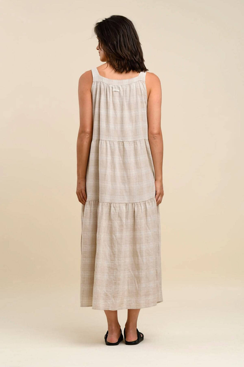 Robe longue beige à carreaux avec larges bretelles, vue arrière, idéale pour le printemps et l'été.
