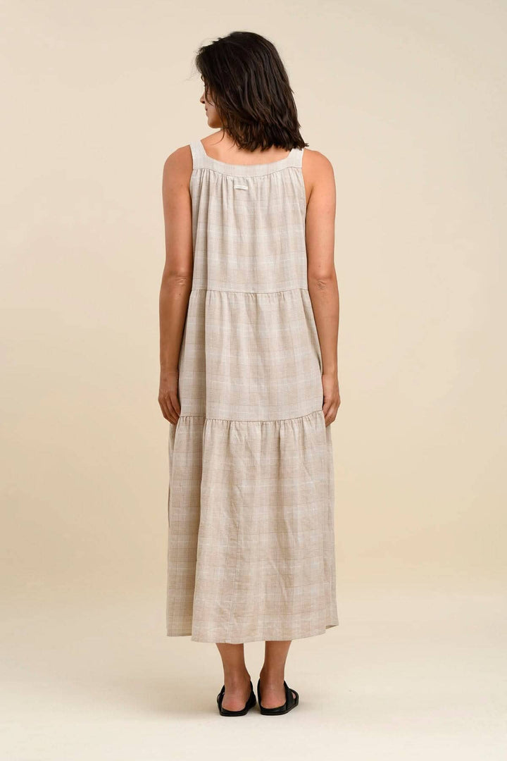 Robe longue beige à carreaux avec larges bretelles, vue arrière, idéale pour le printemps et l&