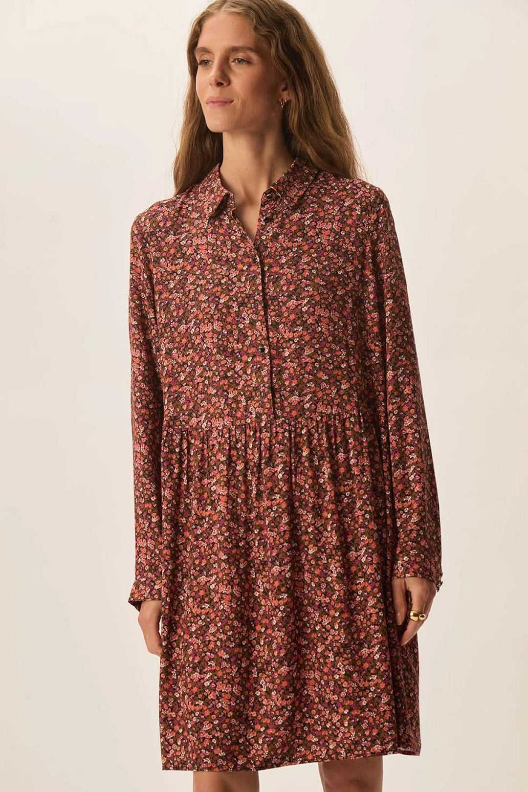 Robe Eline courte à imprimé fleuri, avec encolure chemisier et manches longues, style décontracté et féminin.