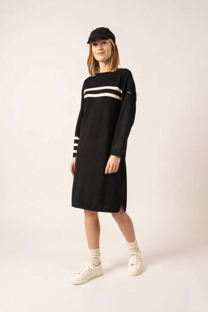 Robe NUAGE en laine avec col rond, rayures blanches sur la poitrine et la manche droite, style élégant.