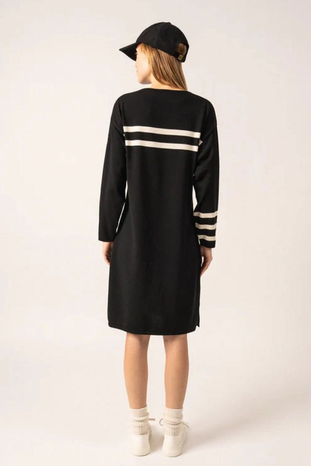 Robe NUAGE noire avec rayures blanches sur les manches et le dos, parfaite pour un look élégant.