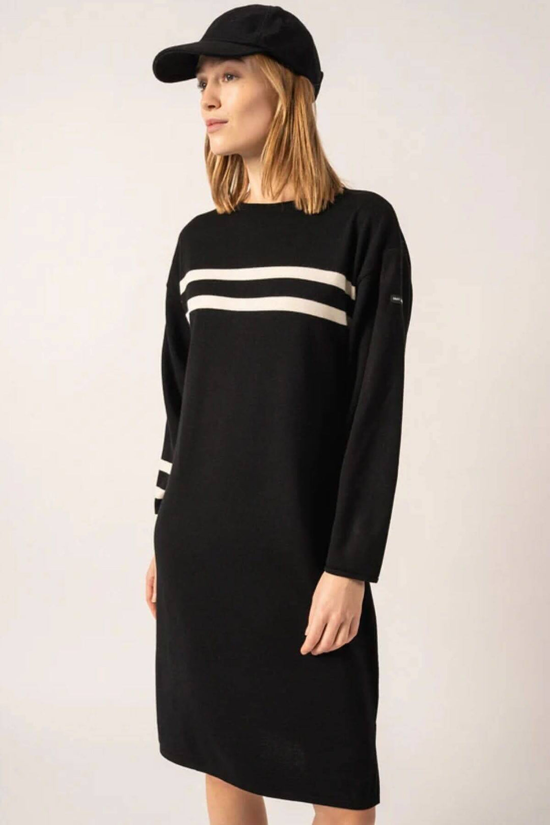 Robe NUAGE en laine noire avec rayures blanches, conçue par la styliste Isabelle Ballu, montée avec un col rond.