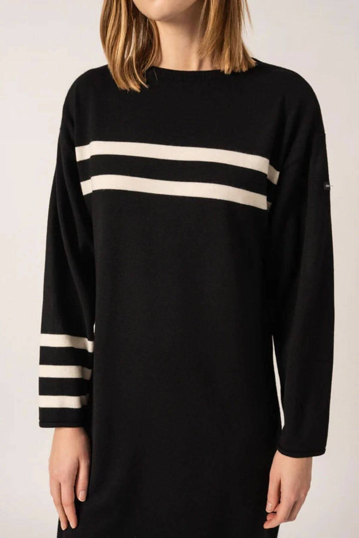Robe NUAGE en laine noire avec rayures blanches sur la poitrine et la manche droite, style épuré et élégant.