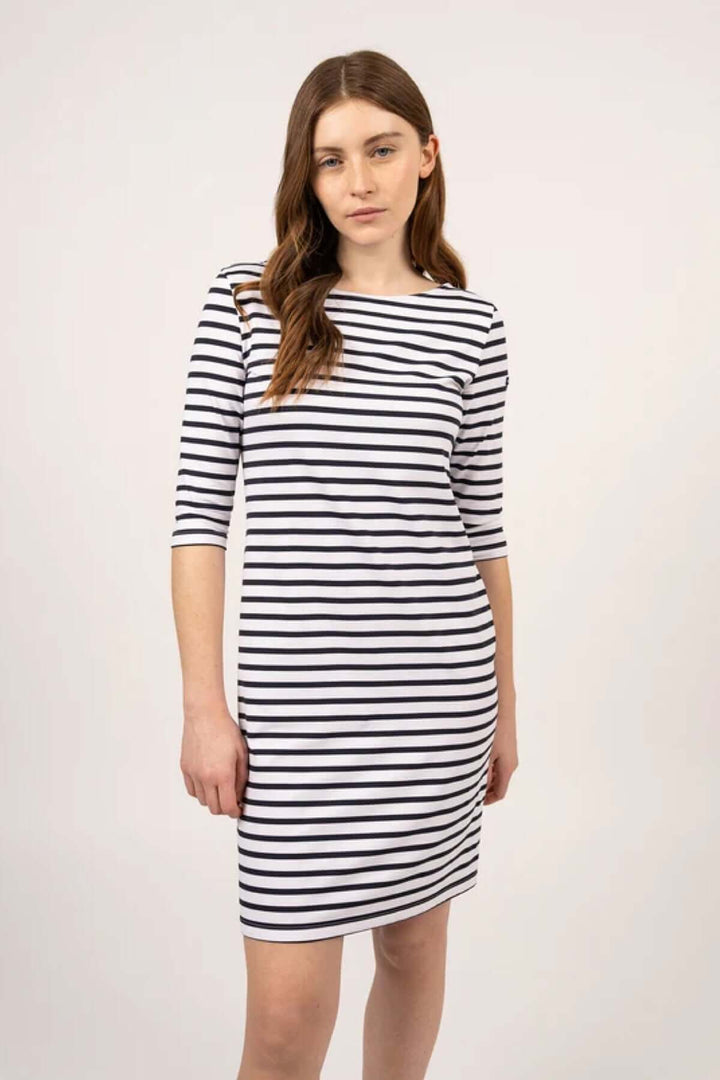 Femme portant la robe PROPRIANO, courte et rayée, coupe droite et confortable idéale pour usage quotidien, mode féminine et épurée.