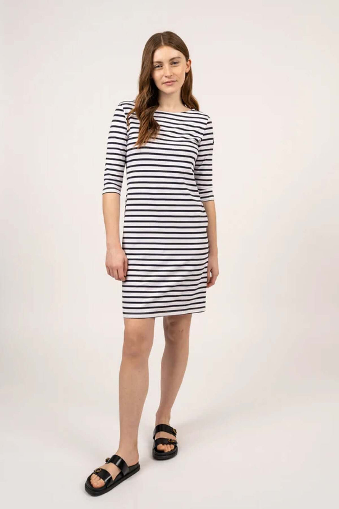 Femme portant une Robe PROPRIANO à rayures, coupe droite, confortable pour usage quotidien, idéale pour garde-robe polyvalente.