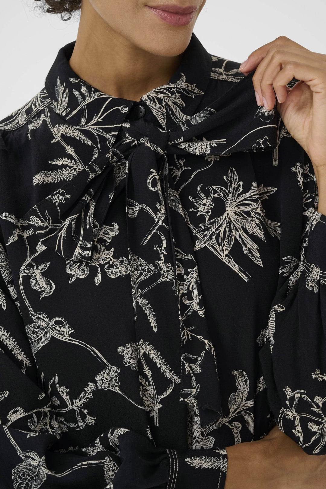Robe Sanes avec col lavallière et imprimé floral élégant pour un style chic et féminin.