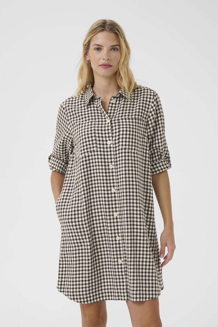 Robe Sardias à carreaux avec manches retroussables et coupe droite décontractée pour un look chic et moderne.