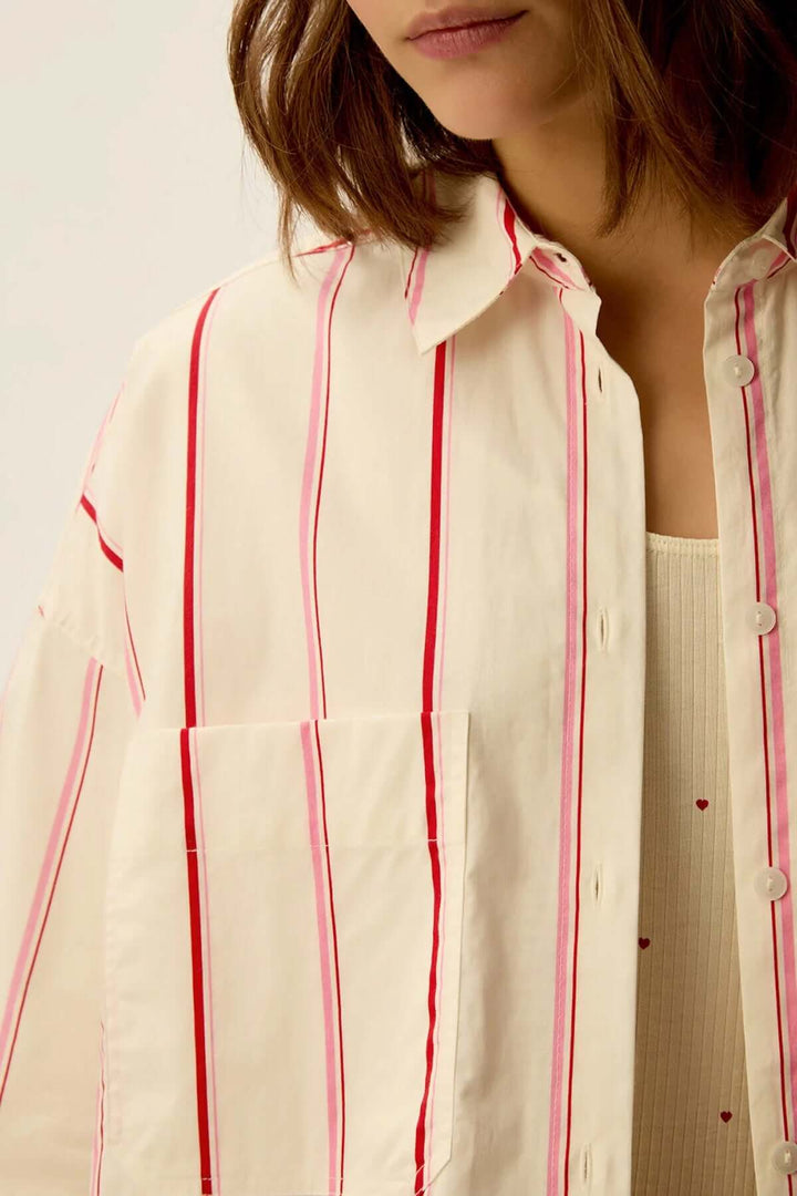 Robe Ulya, longue à rayures rouges et blanches, coupe oversize moderne, parfaite pour superposer.