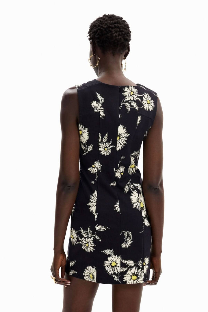 Robe ajustée sans manches avec imprimé marguerites, vue arrière sur modèle élégant.