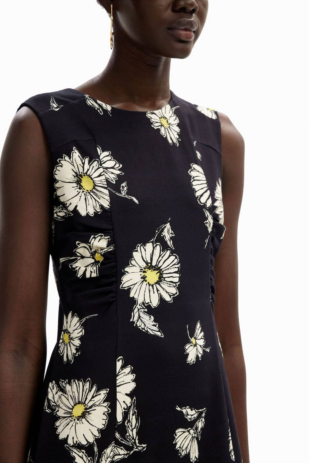 Robe courte sans manches noire avec imprimé de marguerites blanches, couture froncée à l&
