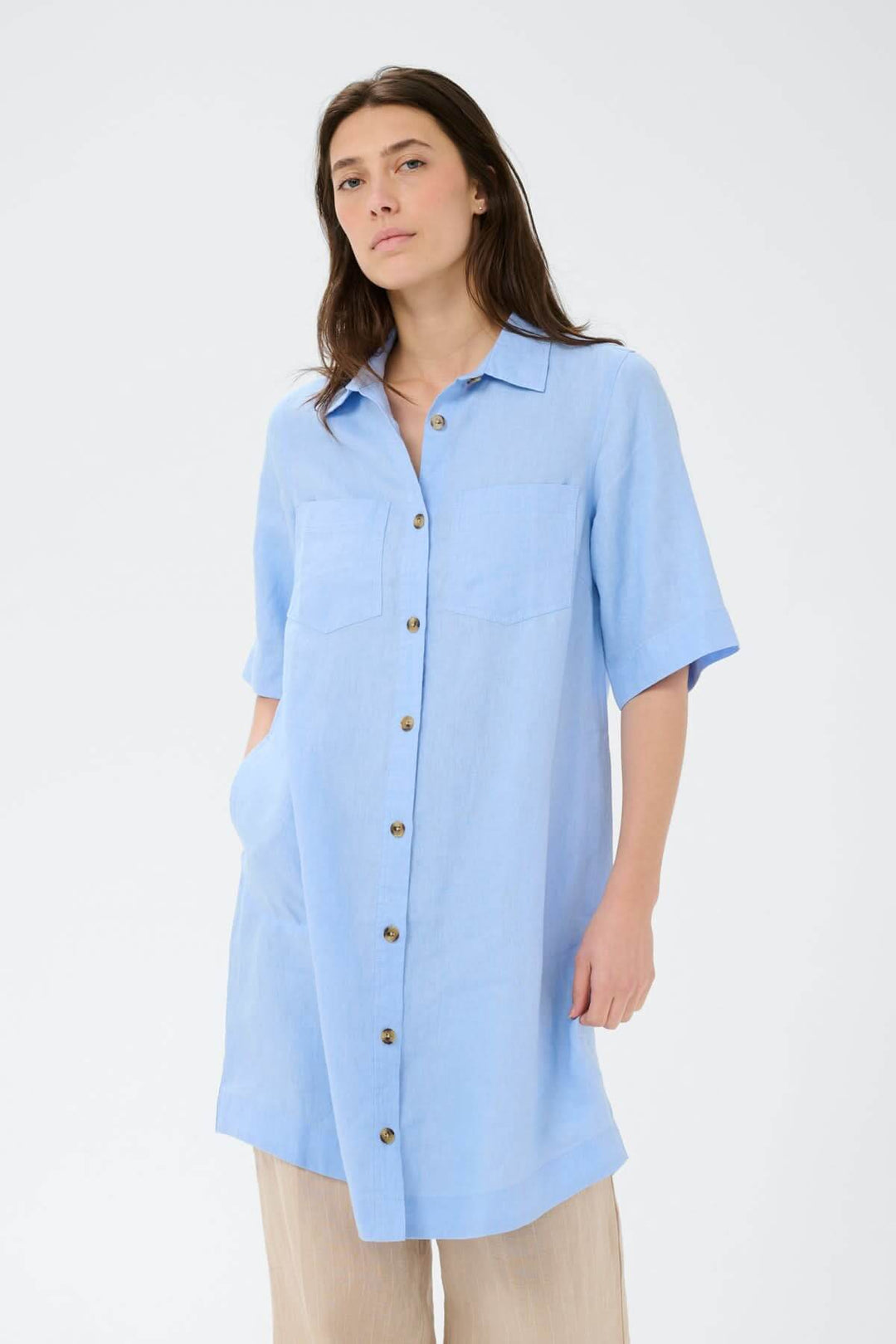 Robe chemise en lin Sardiae bleue, silhouette droite, fermeture boutonnée, style décontracté et soigné.