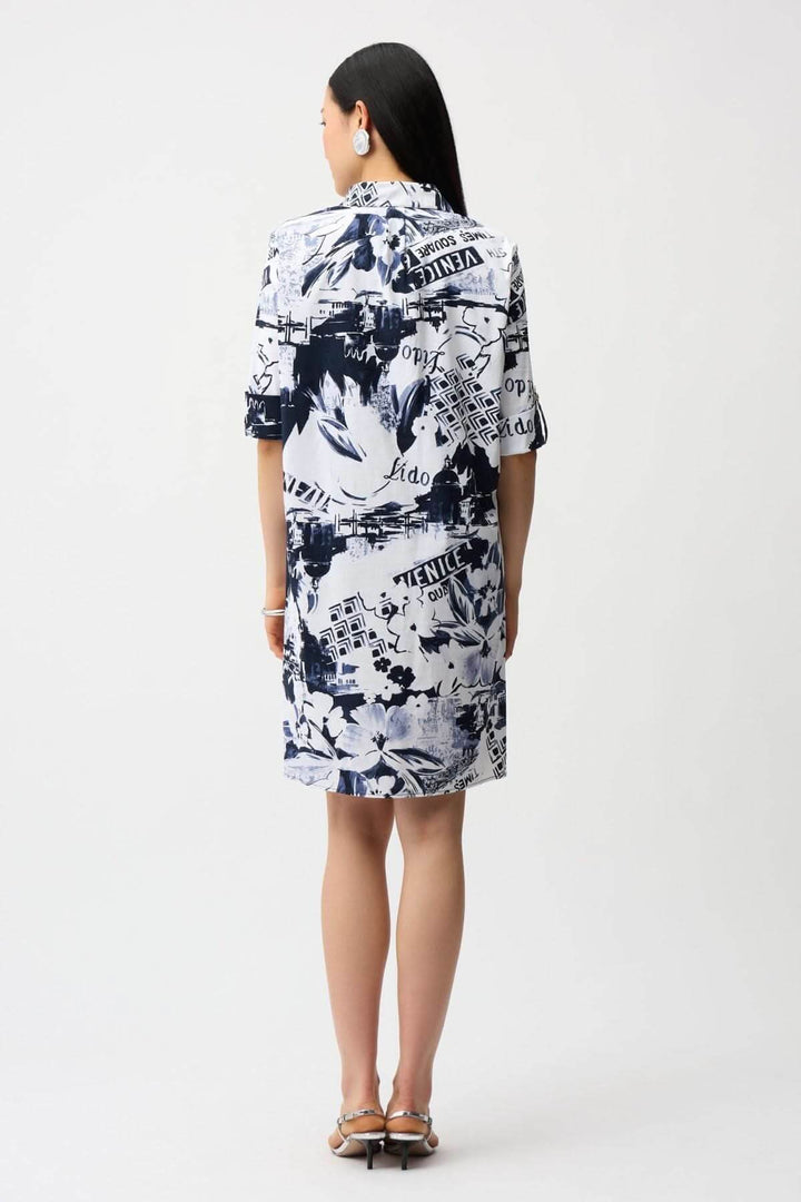 Vue arrière de la robe chemise imprimée avec un motif graphique urbain porté par un modèle, soulignant une coupe droite et épurée.