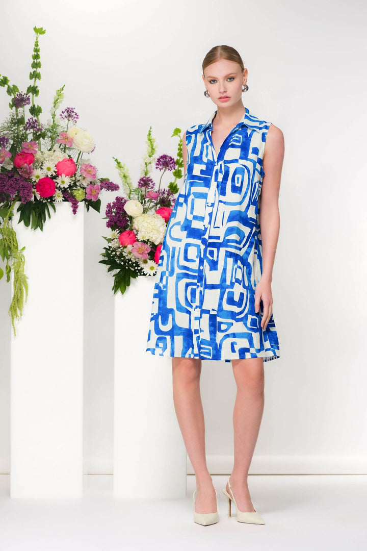 Robe col chemisier sans manches avec imprimé graphique, silhouette fluide et coupe évasée, idéale pour looks estivaux et soignés.