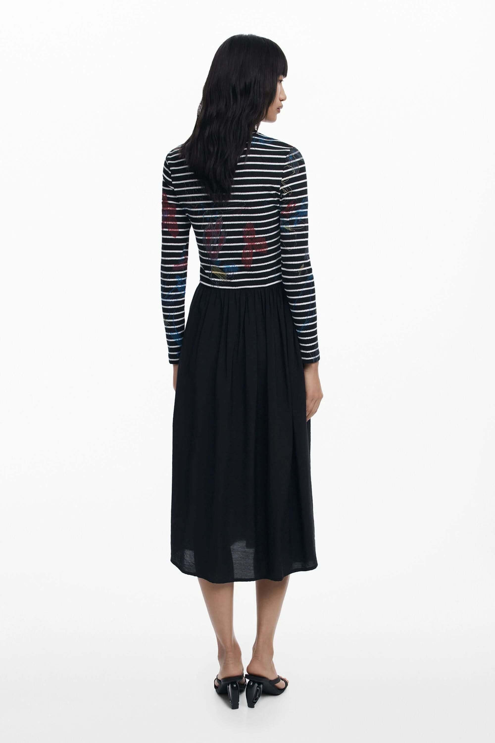 Robe combinée à rayures, manche longue à rayures graphiques et jupe fluide noire, vue de dos, idéale pour un style jour et soirée.
