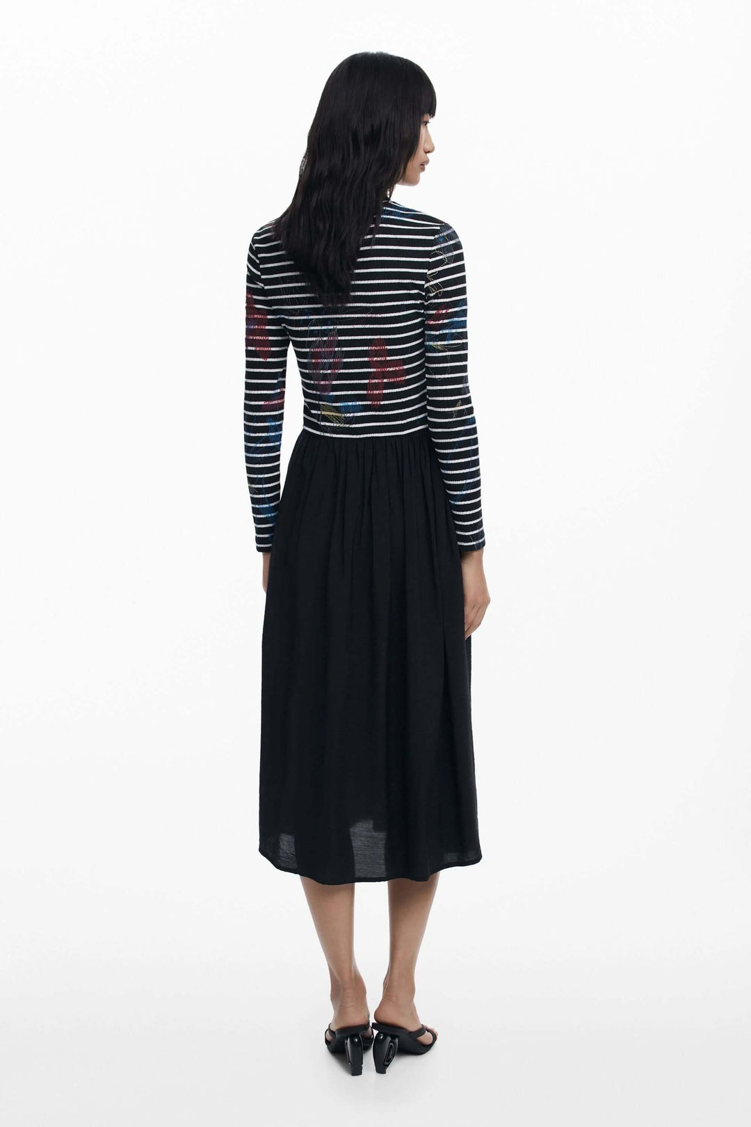 Robe combinée à rayures, manche longue à rayures graphiques et jupe fluide noire, vue de dos, idéale pour un style jour et soirée.