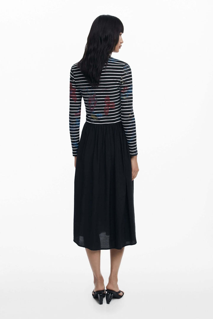 Robe combinée à rayures, manche longue à rayures graphiques et jupe fluide noire, vue de dos, idéale pour un style jour et soirée.
