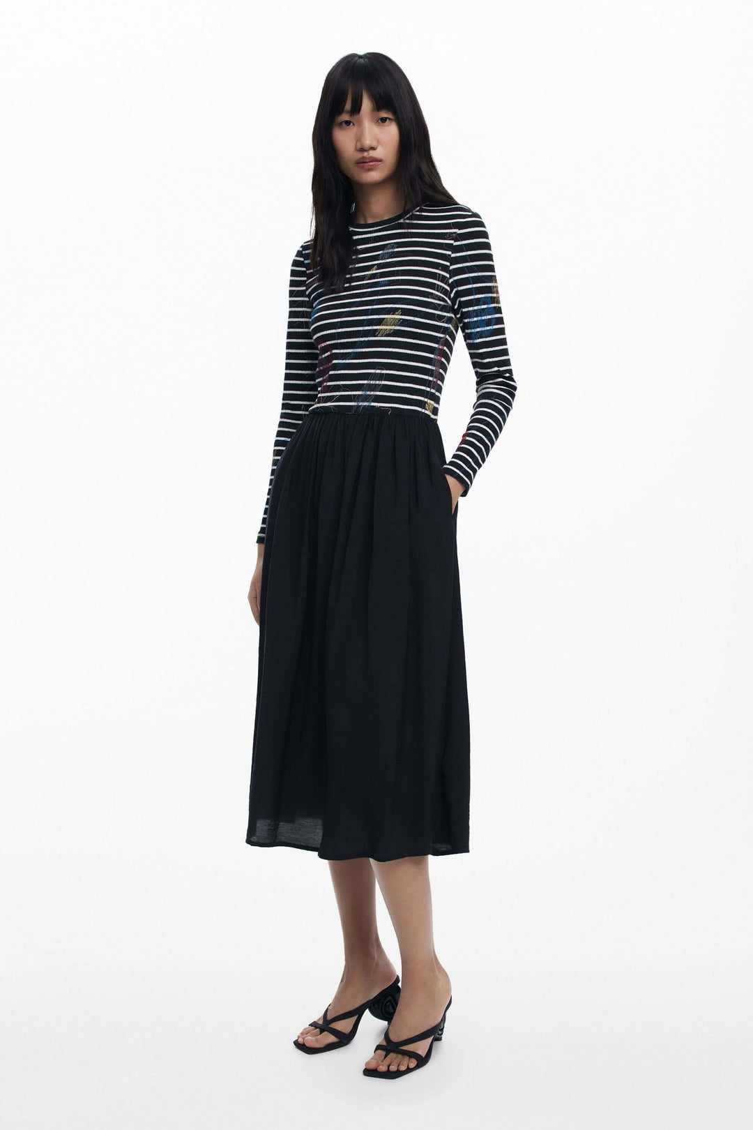 Robe combinée à rayures avec haut graphique et jupe fluide, silhouette cintrée, idéale avec sandales à talon ou bottines.