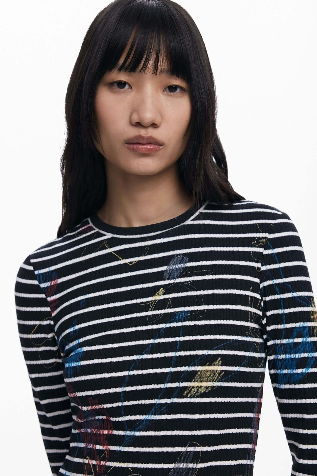 Robe combinée à rayures avec haut graphique et encolure ronde pour un style moderne et élégant. Décris-moi le produit en français.