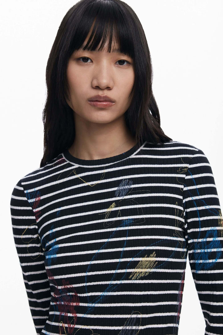 Robe combinée à rayures avec haut graphique et encolure ronde pour un style moderne et élégant. Décris-moi le produit en français.