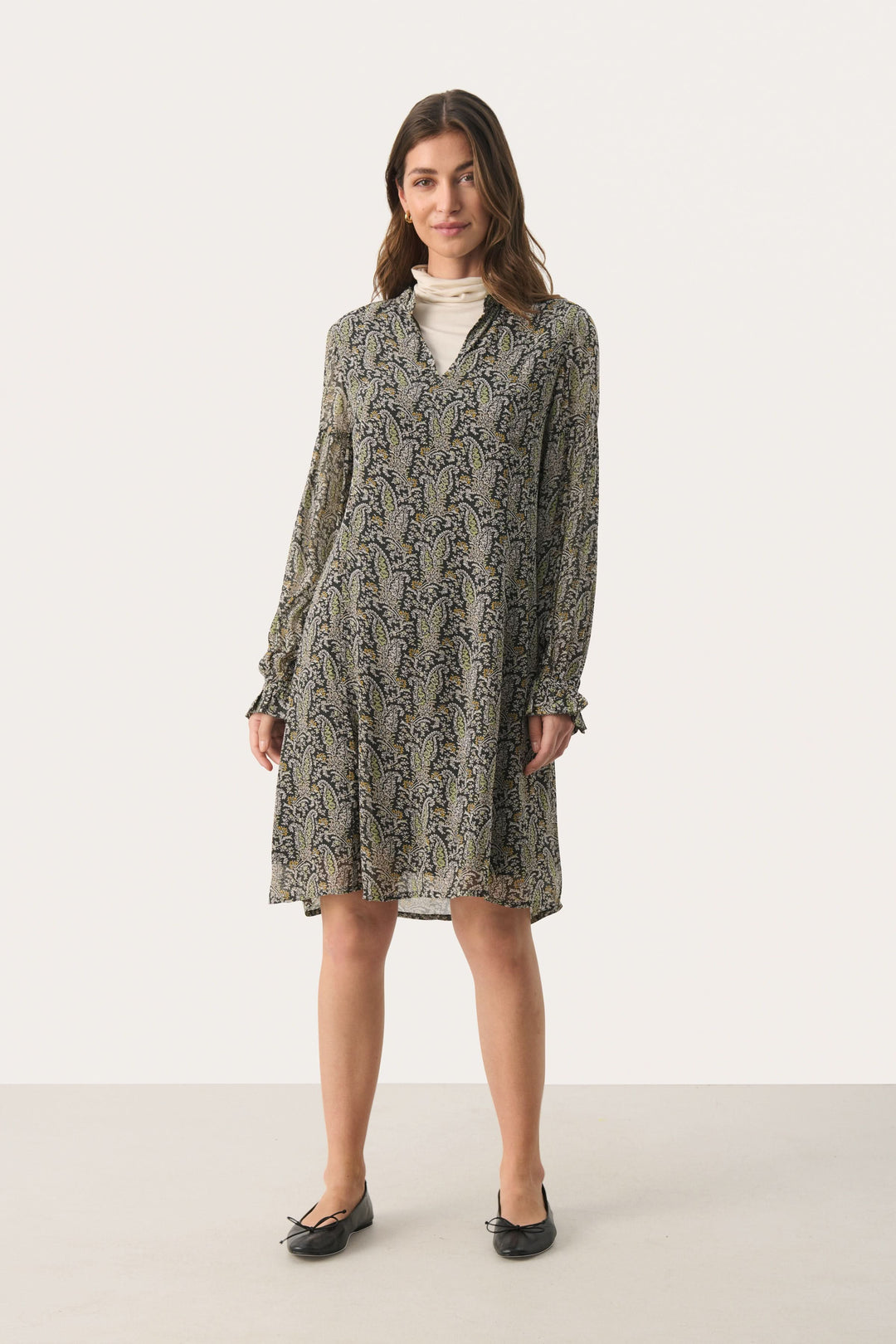 Robe courte Botella avec poignets à volants, manches longues et encolure en V, style élégant et féminin.