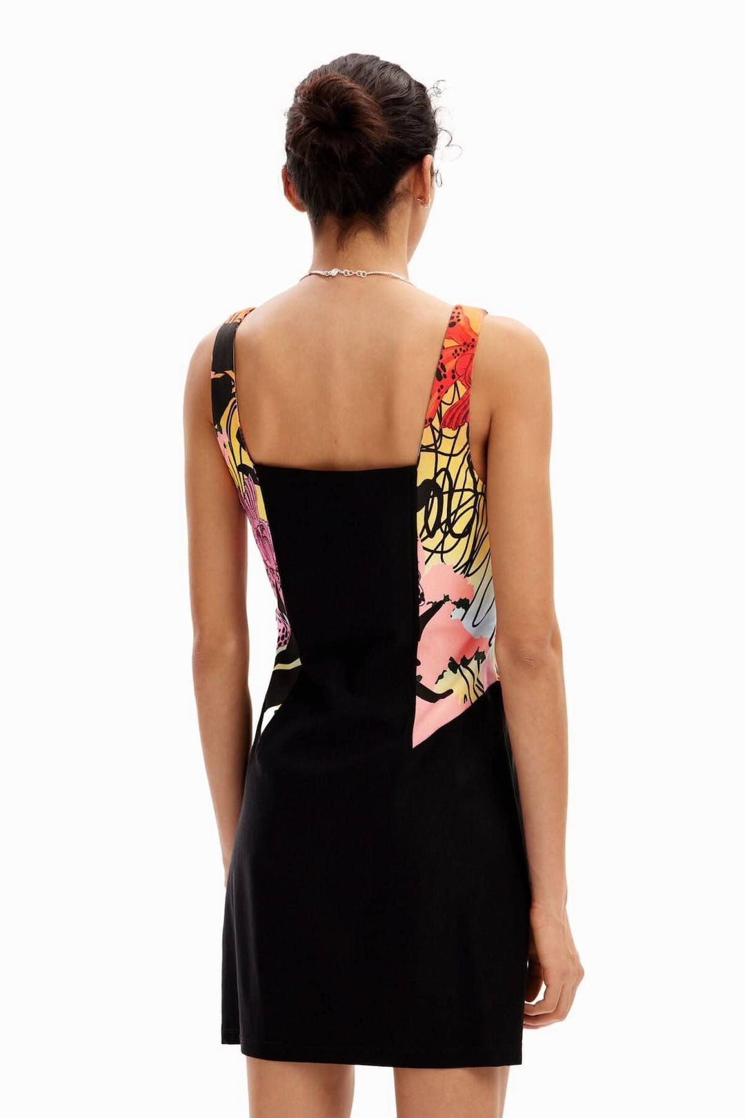 Robe courte à dos nu avec imprimé floral, coupe ajustée et bretelles larges, idéale pour une soirée.