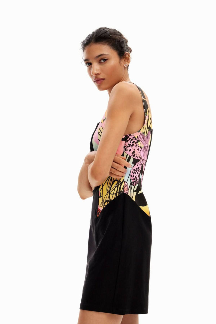 Robe courte ajustée avec imprimé floral coloré sur les côtés et encolure carrée, parfaite pour une soirée.