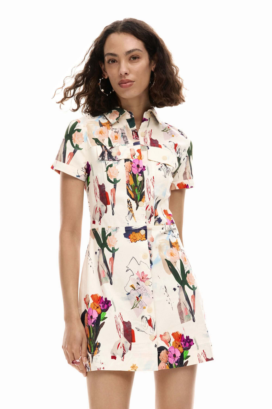 Robe courte collage avec imprimé artistique, manches courtes et col chemise, silhouette féminine et cintrée pour un look moderne.