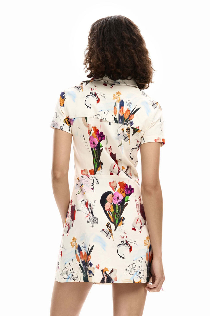 Robe courte collage avec imprimé artistique, vue de dos. Silhouette structurée féminine, idéale pour un look moderne et soigné.