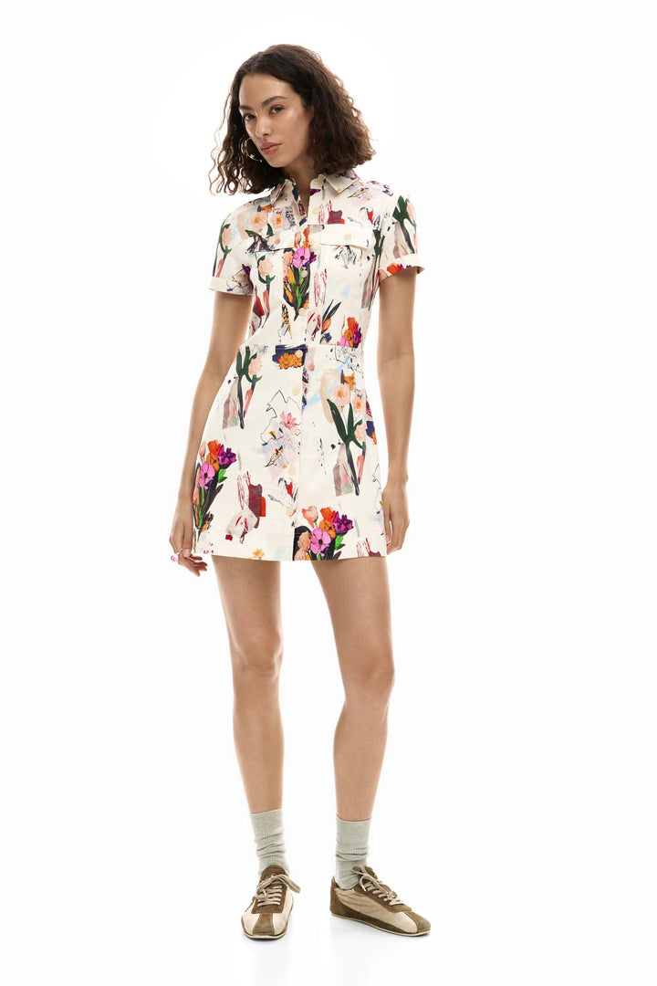 Robe courte collage avec imprimé artistique, silhouette ajustée, col chemise et manches courtes, idéale pour un look expressif et moderne.