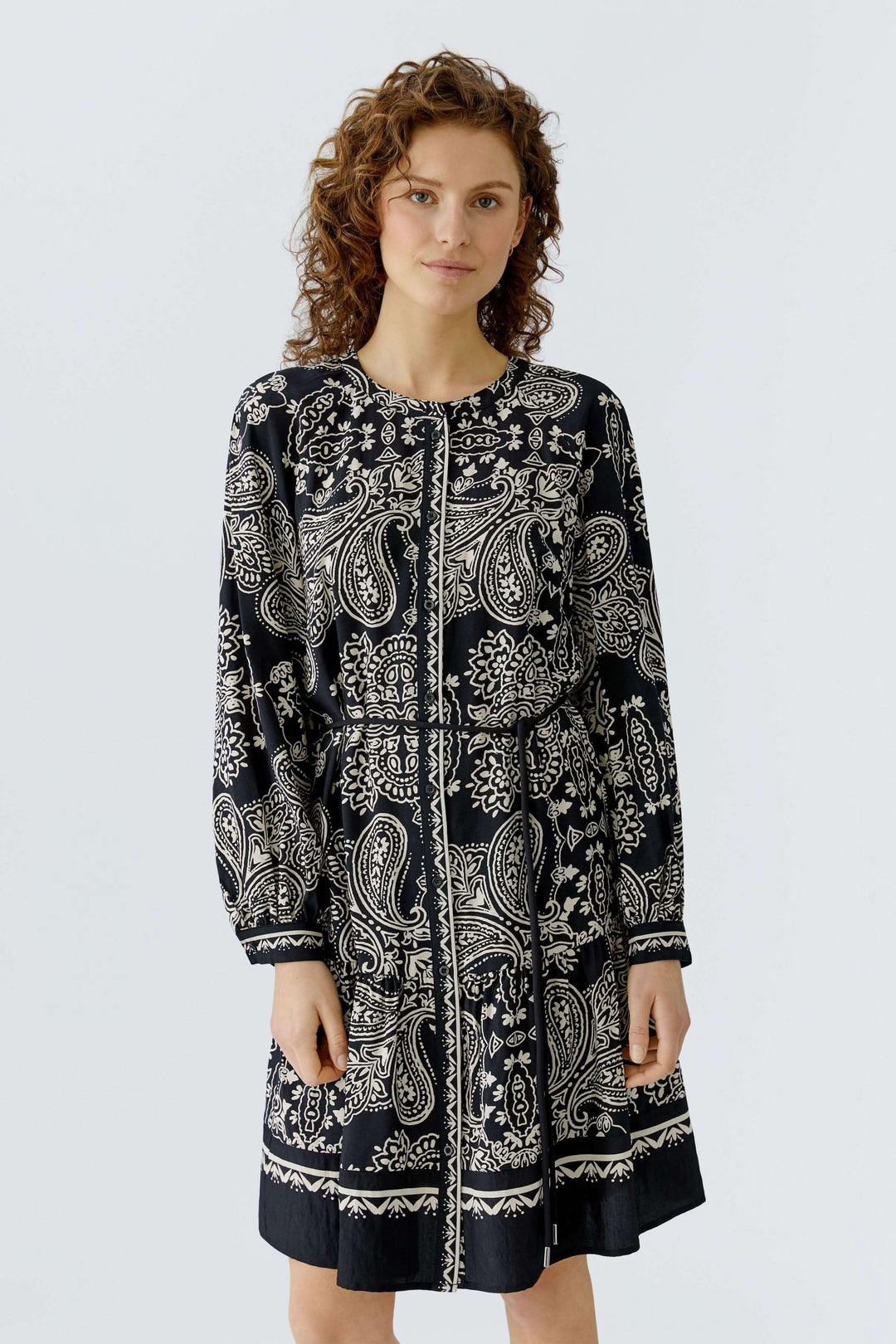 Femme portant une robe courte imprimé graphique d&
