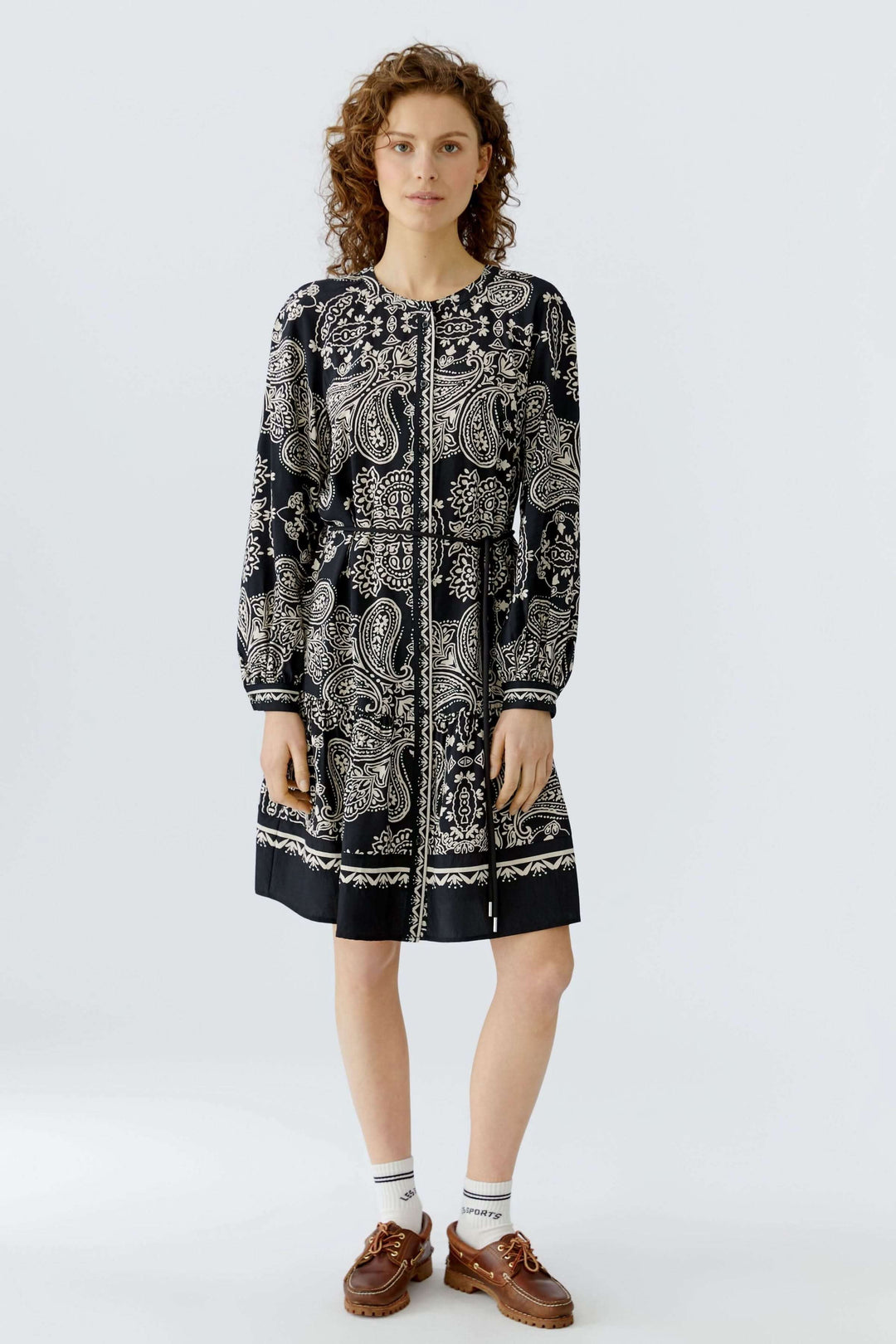 Robe courte imprimé graphique bohème en noir et blanc avec ceinture, idéale pour tenues décontractées et occasions habillées.