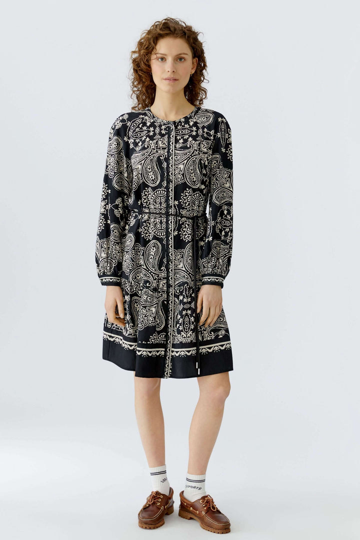 Robe courte imprimé graphique bohème en noir et blanc avec ceinture, idéale pour tenues décontractées et occasions habillées.