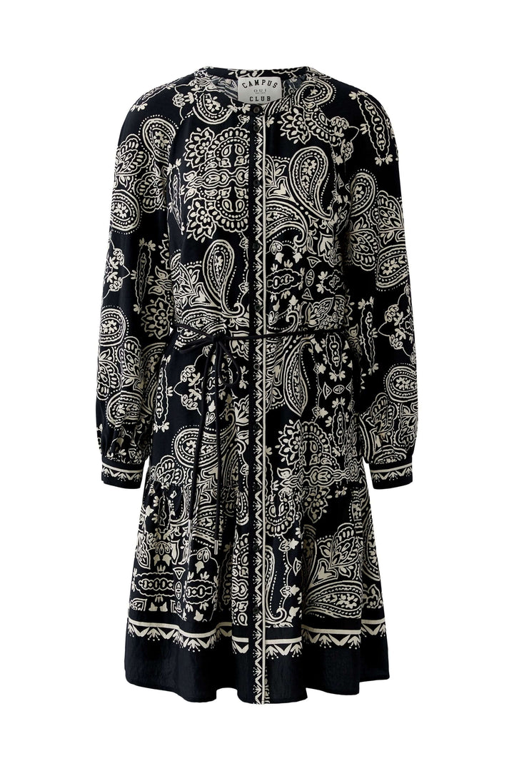 Robe courte imprimé graphique avec ceinture nouée d’inspiration bohème et coupe droite élégante pour tenues décontractées ou habillées.