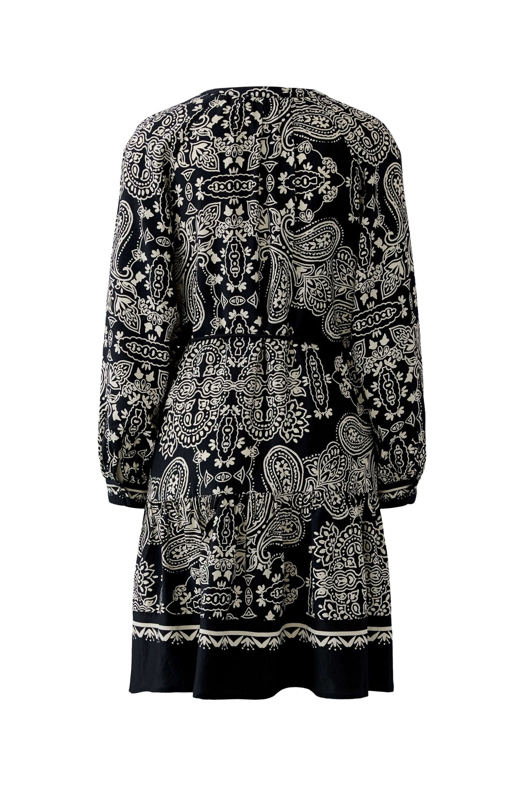 Robe courte imprimé graphique avec motifs bohèmes noirs et blancs, vue arrière, coupe structurée et ceinture à nouer élégante.