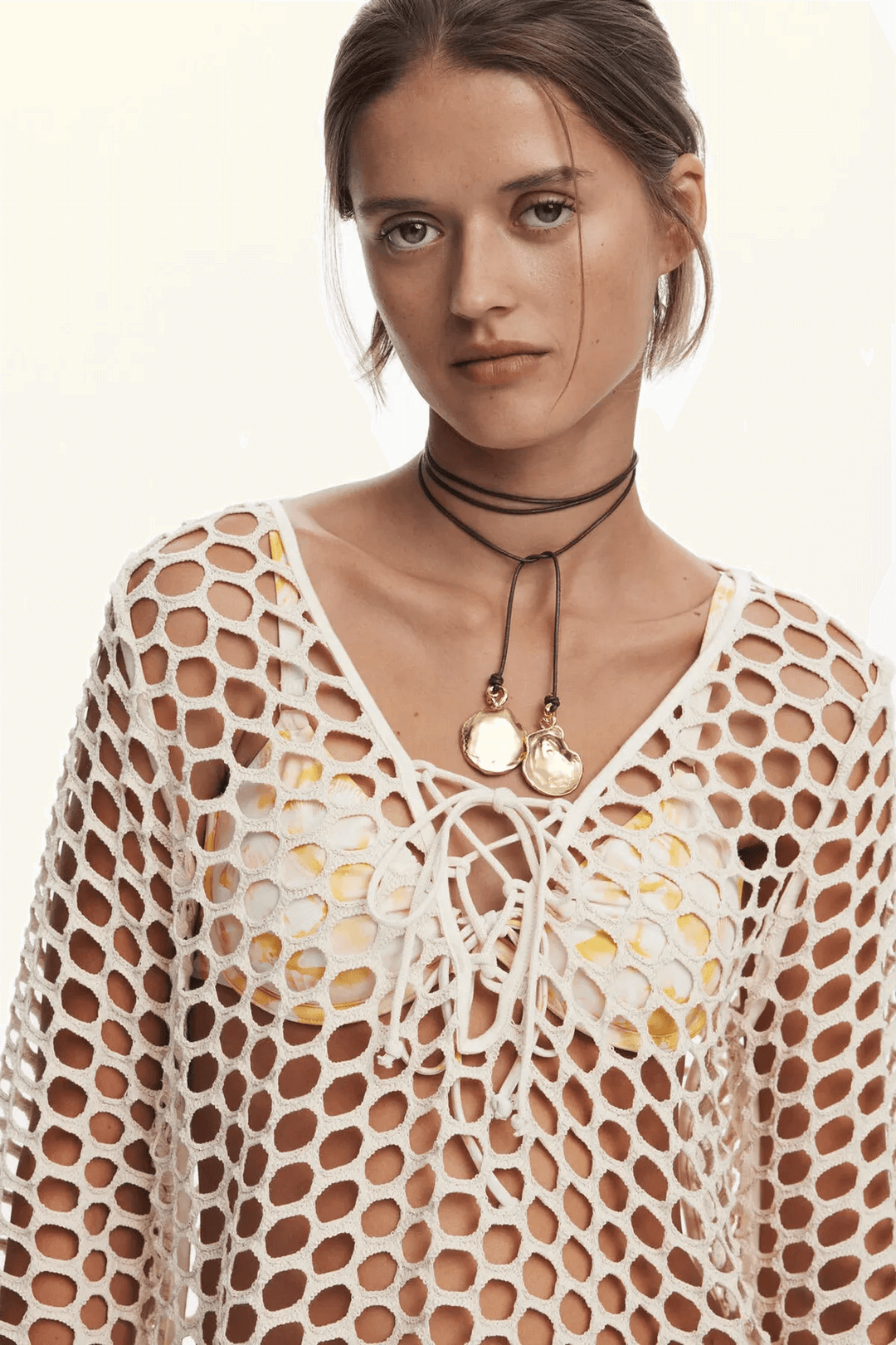 Robe de plage en crochet ajouré, col en V avec lien, manches longues, style bohème décontracté.
